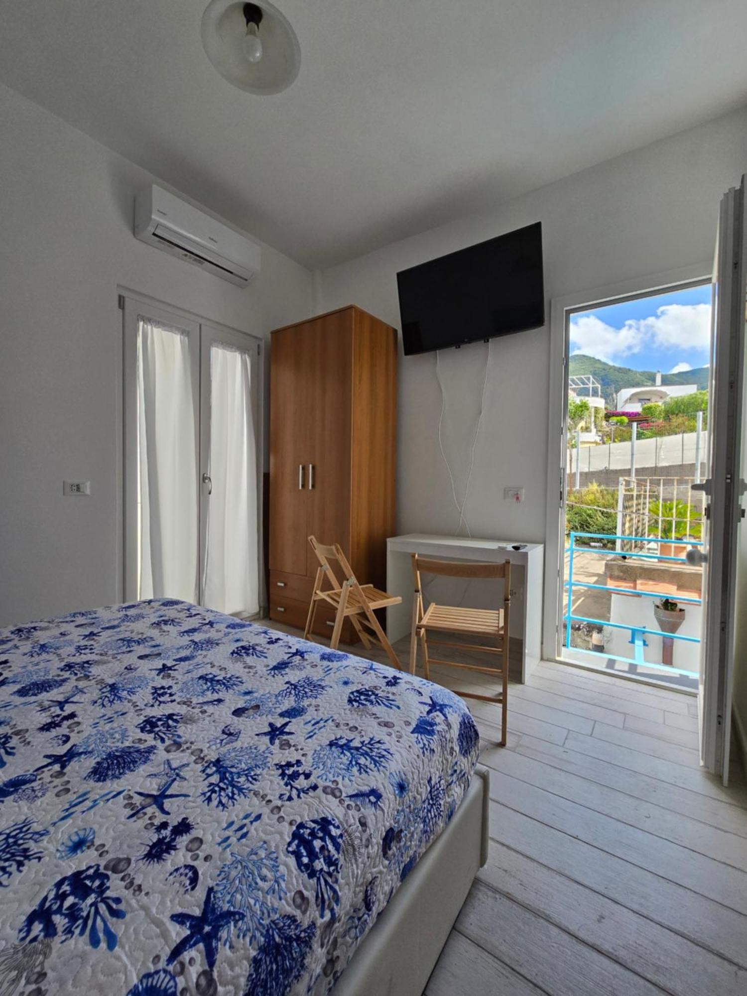 הוילה איסקיה La Casa Di Giuliana Primo Piano Con Balcone מראה חיצוני תמונה