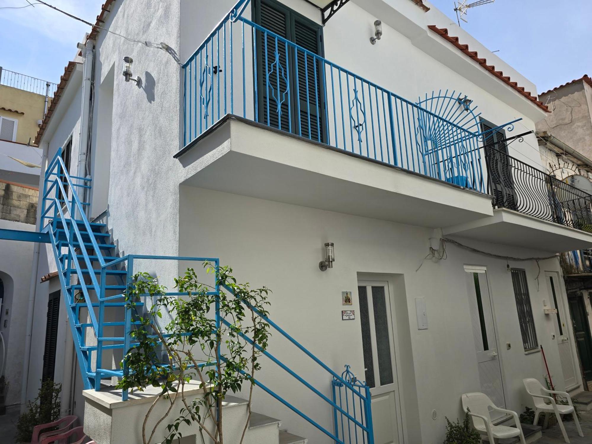 הוילה איסקיה La Casa Di Giuliana Primo Piano Con Balcone מראה חיצוני תמונה